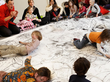 ETSbeest, a moving-drawing-sounding performance event with a pre-school audience in collaboration with voice artist Han Buhrs